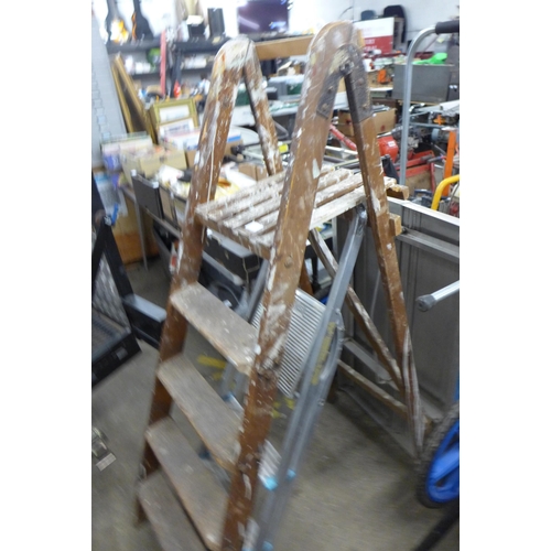 2070 - Texas 3-step aluminium ladder & 5-step wooden ladder