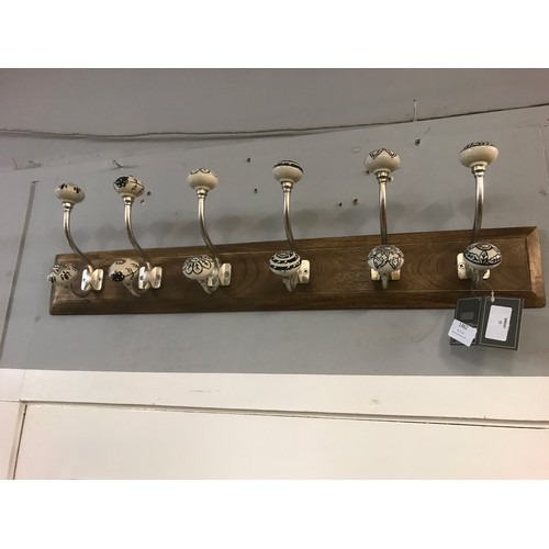 1462 - A rack of six coat hooks with black and white patterned ceramic knobs (HH565418)   #