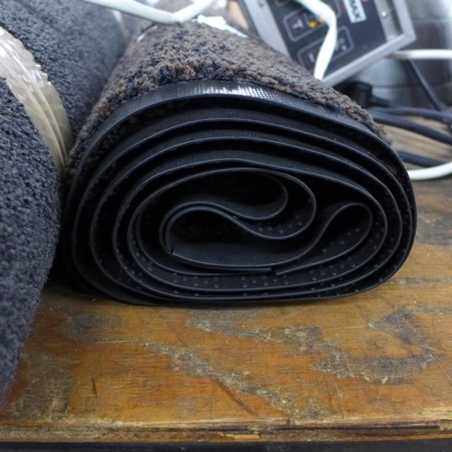 2180 - Heavy duty brown flecked rubber back barrier mat/runner - approx. 8ft x 3ft