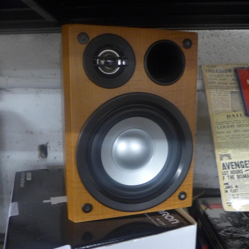 2246 - Pair of Sanyo 80w speakers with vintage Cossor model 501 AC Melody Maker valve radio