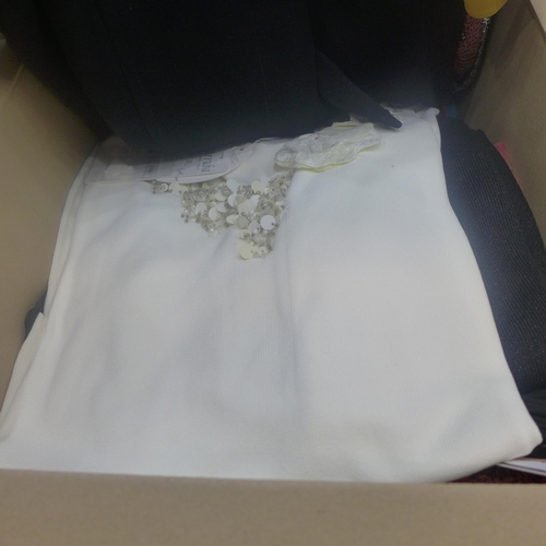 2268 - Box of approx. 20-25 pieces of miscellaneous women's clothing, includes tops, blouses, sweaters etc.... 