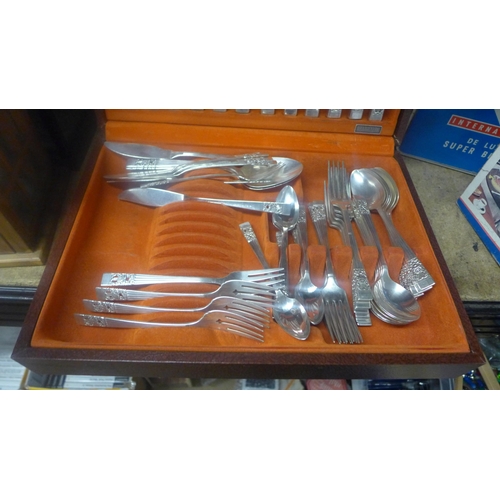 2288 - Canteen of cutlery and carving set