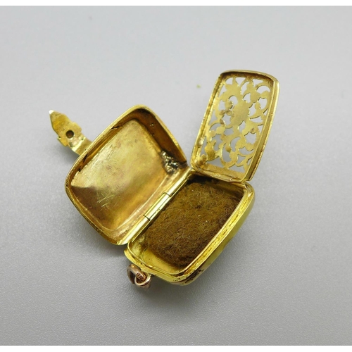 1299 - A 19th Century vinaigrette decorated with a bird and flowers, with buckle fastener, tests as 15ct go... 