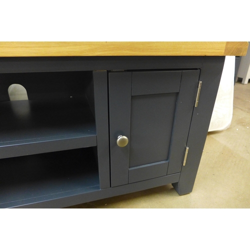 1432 - A Hampshire blue painted oak small TV unit * this lot is subject to VAT