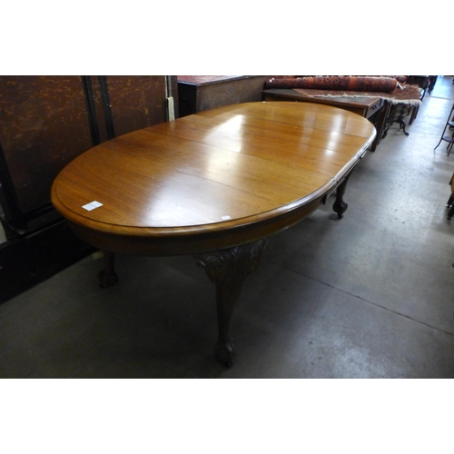 142 - A Victorian mahogany extending dining table