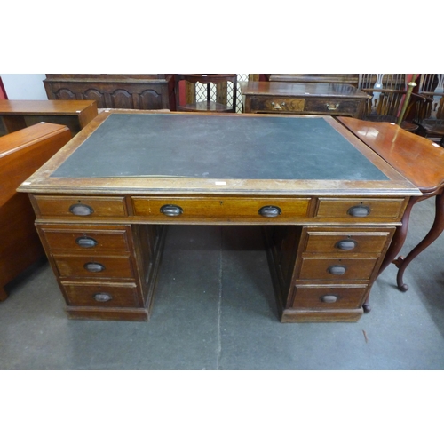 29 - An early 20th Century mahogany partners library desk