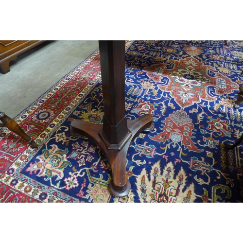 35 - A Victorian mahogany circular pedestal lamp table