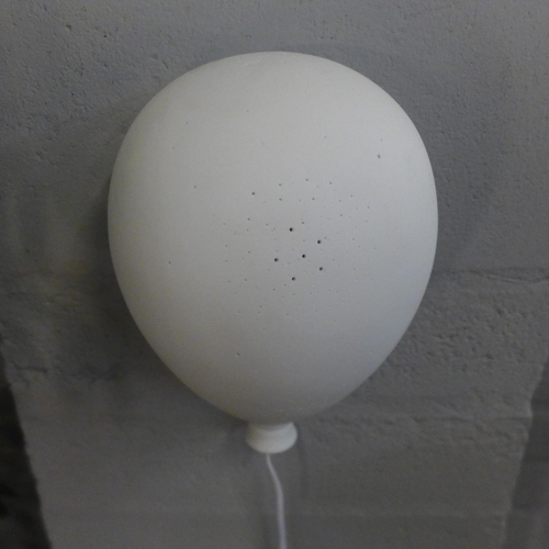 1352 - A porcelain wall hanging balloon lamp