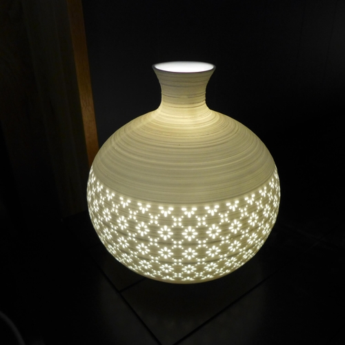 1467 - A white perforated vase lamp (LP02916)   #