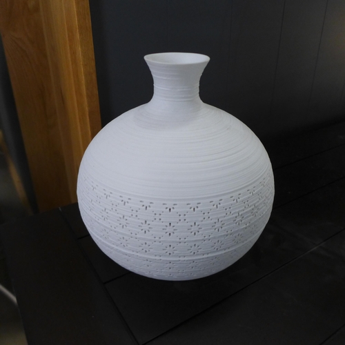 1467 - A white perforated vase lamp (LP02916)   #