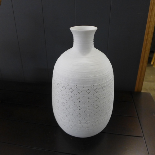 1468 - A white perforated vase lamp (LP03016)  #