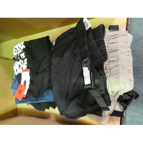 3424 - Small quantity of clothing including Levi's and DKNY     * This lot is subject to VAT