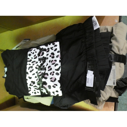 3424 - Small quantity of clothing including Levi's and DKNY     * This lot is subject to VAT