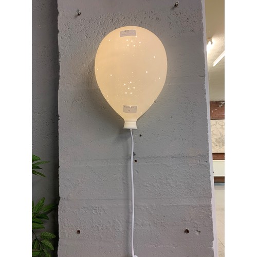 1352 - A porcelain wall hanging balloon lamp