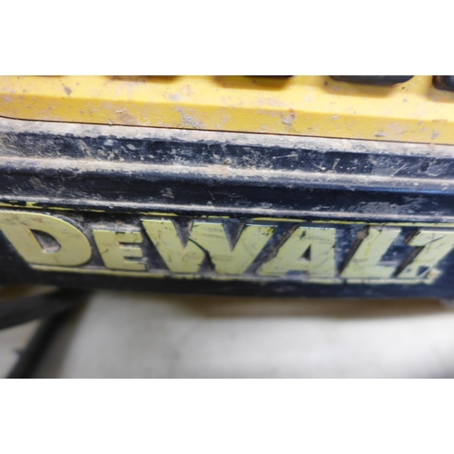 2032 - DeWalt site radio