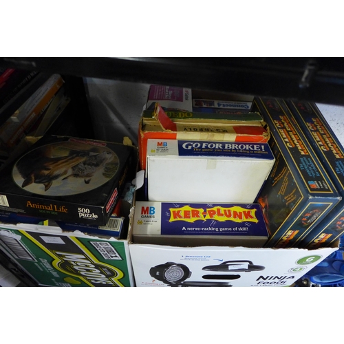 2080 - 2 Boxes of games & jigsaws, totalling approx. 20 items