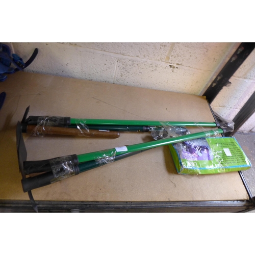 2083 - Lawn aerator shoes, small quantity of garden tools and a pair of grass edger shears * This lot is su... 