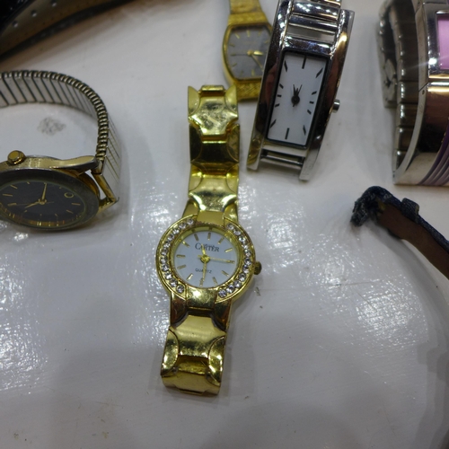 2102 - Approx 25 wristwatches