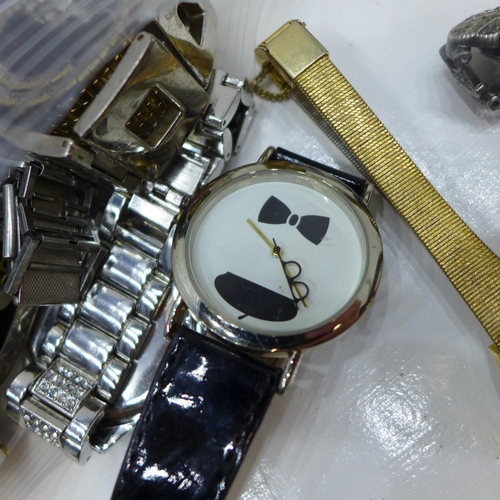 2102 - Approx 25 wristwatches