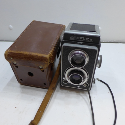 2113 - Semflex vintage box camera in case