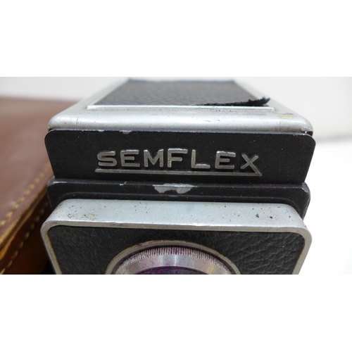 2113 - Semflex vintage box camera in case