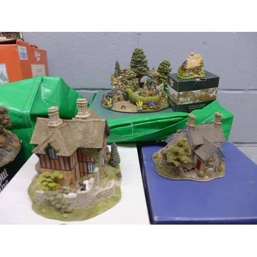 1196 - A quantity of Lilliput Lane model houses, mostly boxed  **PLEASE NOTE THIS LOT IS NOT ELIGIBLE FOR P... 