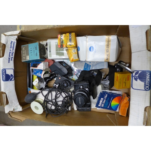 1225 - A Minolta 7000 35mm film camera and camera accessories, a/f  **PLEASE NOTE THIS LOT IS NOT ELIGIBLE ... 