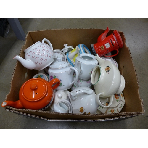 1233 - A collection of assorted teapots  **PLEASE NOTE THIS LOT IS NOT ELIGIBLE FOR POSTING AND PACKING**