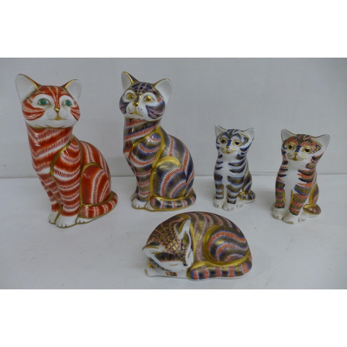 643 - Five Royal Crown Derby cat paperweights, one with gold stopper