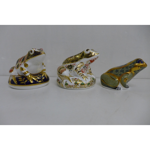 652 - Three Royal Crown Derby Frog Paperweights - Old Imari Frog, this being 3,096 of a limited edition of... 