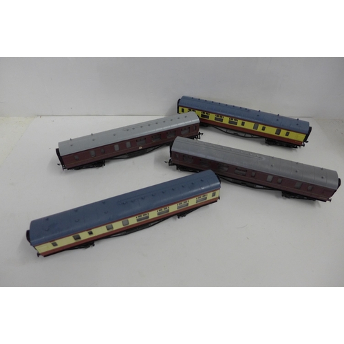 724 - Four Dapol model railway carriages (2+2)