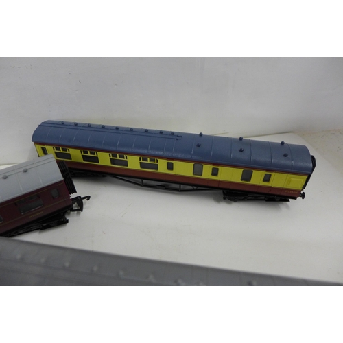 724 - Four Dapol model railway carriages (2+2)