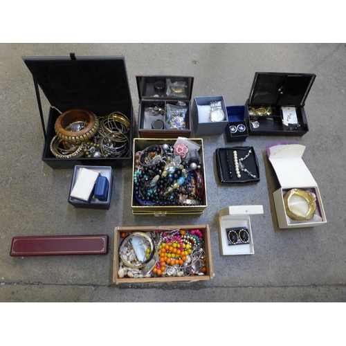 743 - Costume jewellery