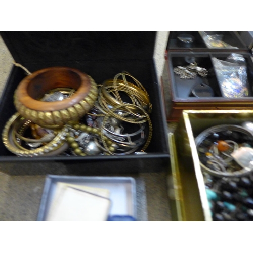 743 - Costume jewellery