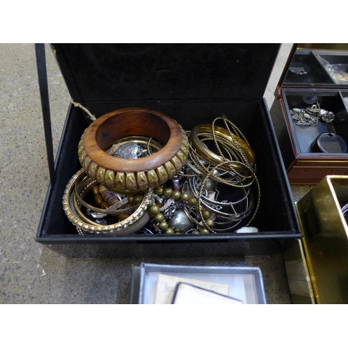 743 - Costume jewellery