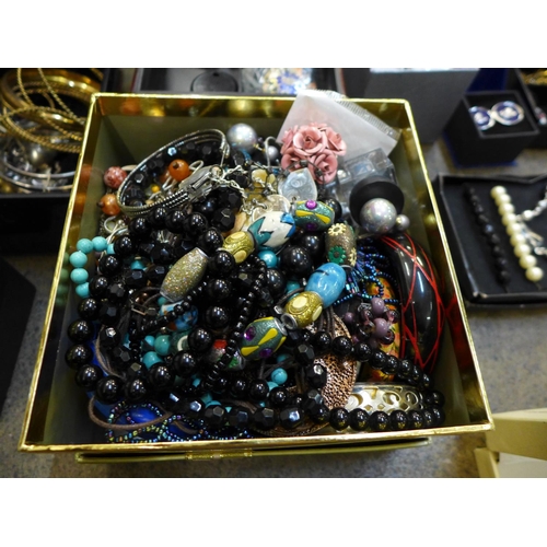 743 - Costume jewellery