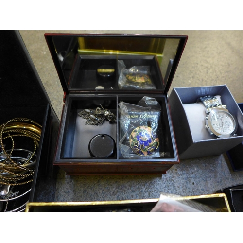 743 - Costume jewellery