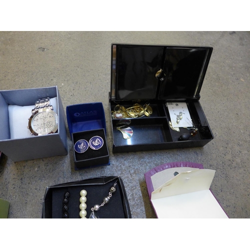 743 - Costume jewellery