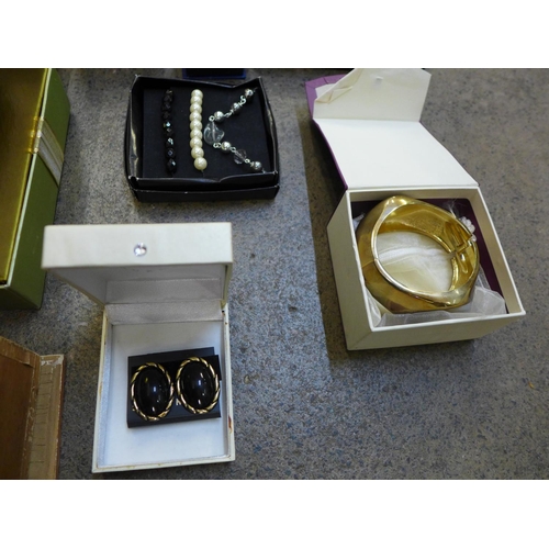 743 - Costume jewellery