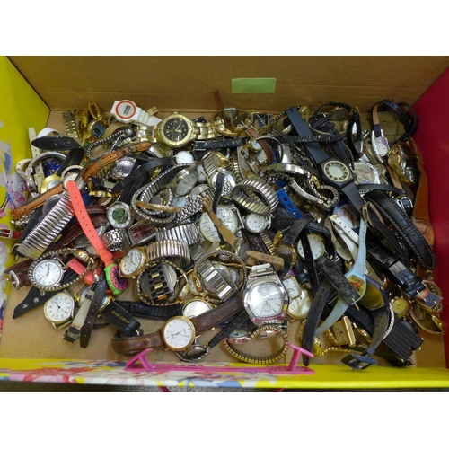 744 - A collection of lady's and gentleman's wristwatches