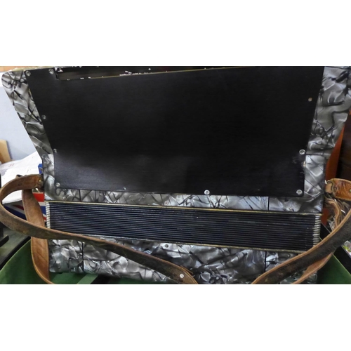 774 - A Hohner Verdi III piano accordion, cased