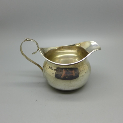 814 - A silver cream jug, Birmingham 1909, 65g