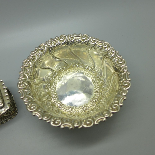 825 - An embossed silver box, Birmingham 1900, 89g, width 13.5cm, and a silver bowl, 76g