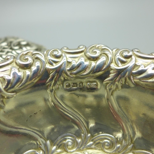 825 - An embossed silver box, Birmingham 1900, 89g, width 13.5cm, and a silver bowl, 76g