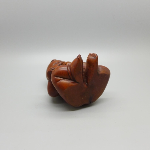 833 - A Chinese carved wooden figure of an infant, height 94mm