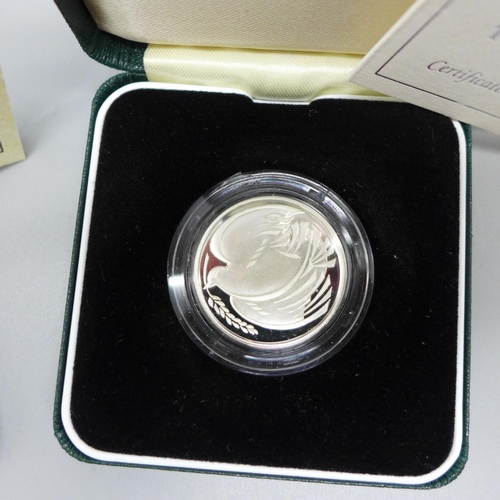 850 - A Royal Mint 1992 silver proof Piedfort 10p coin and a 1995 silver proof £2 Dove of Peace