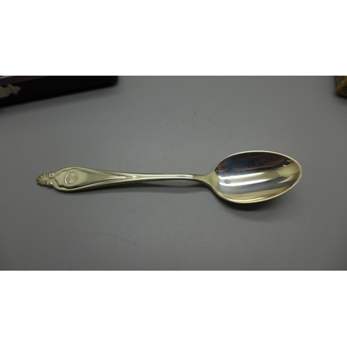 862 - Fourteen silver spoons, (6+5+3), 187g