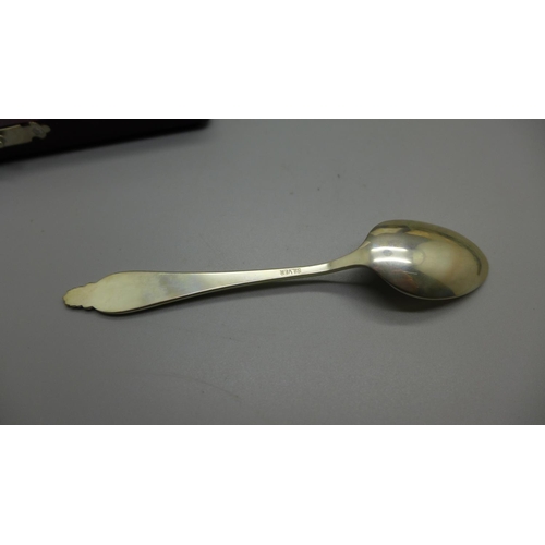 862 - Fourteen silver spoons, (6+5+3), 187g