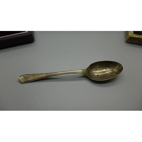 862 - Fourteen silver spoons, (6+5+3), 187g