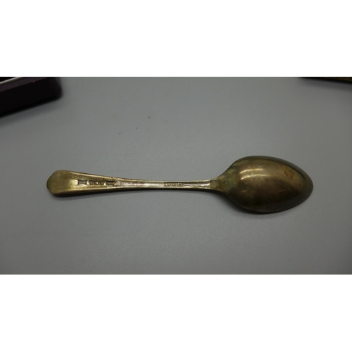 862 - Fourteen silver spoons, (6+5+3), 187g